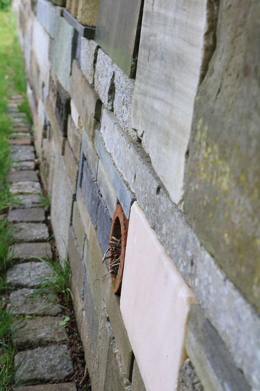 Trockensteinmauer im Naturgarten